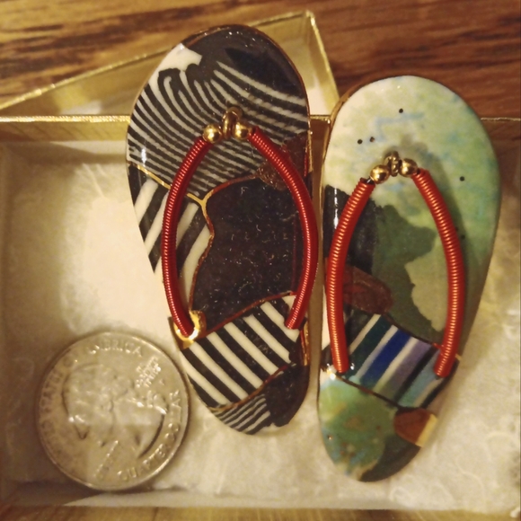 NIB porcelain art jewelry 2 flip flop PINS Cynthia Chuang - Picture 1 of 3